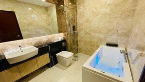 Une salle de bain avec un lavabo, des toilettes et une baignoire.