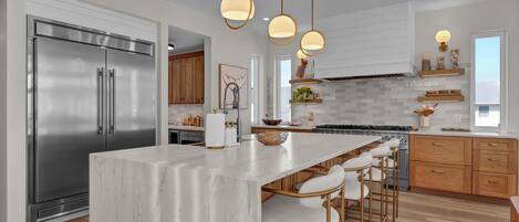 冷蔵庫、電子レンジ、オーブン、コンロ