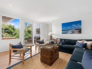 Smart-TV, Kamin, Tischtennisplatte, Bücher