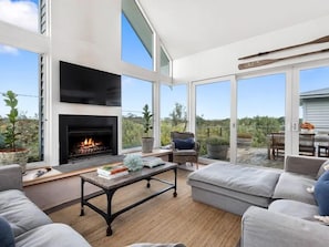 Smart-TV, Kamin, Tischtennisplatte, Bücher