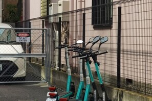 المنطقة المحيطة بالمنشأة