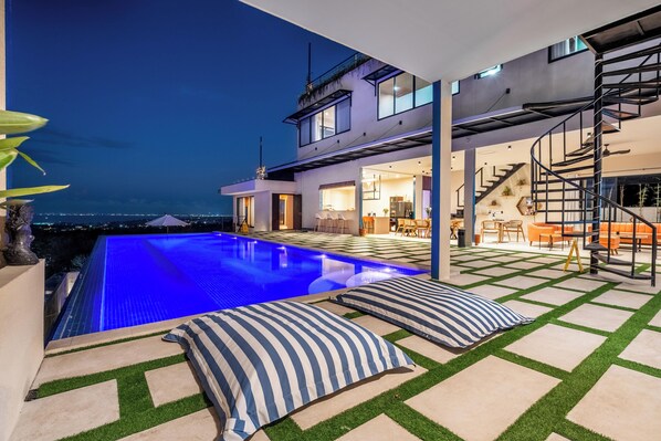 Fachada de la propiedad por la tarde o noche