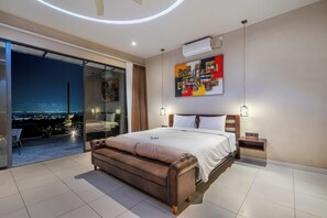 Minibar, caja de seguridad en la habitación y decoración personalizada 