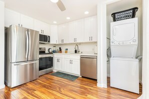 Kylskåp, mikrovågsugn, ugn och spishäll