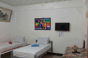 Room - RedDoorz @ Wyns Hotel (Lucena)