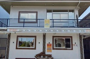 Exterior detail - RedDoorz @ Wyns Hotel (Lucena)