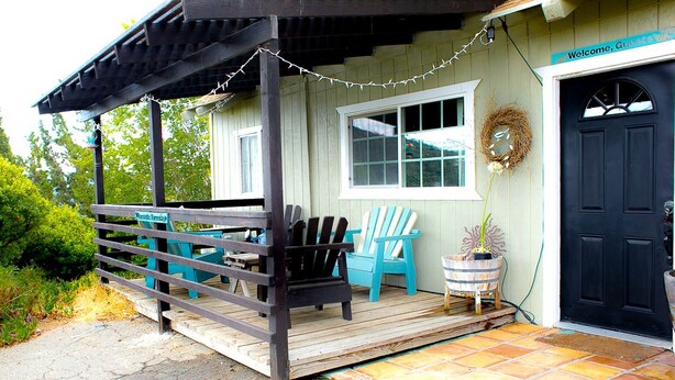 Terrace/patio - Pet Friendly Fantastic Cottage with Hot-tub in Rainbow, California (Fallbrook)