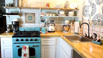 Coffee/tea maker, fridge, microwave, oven
