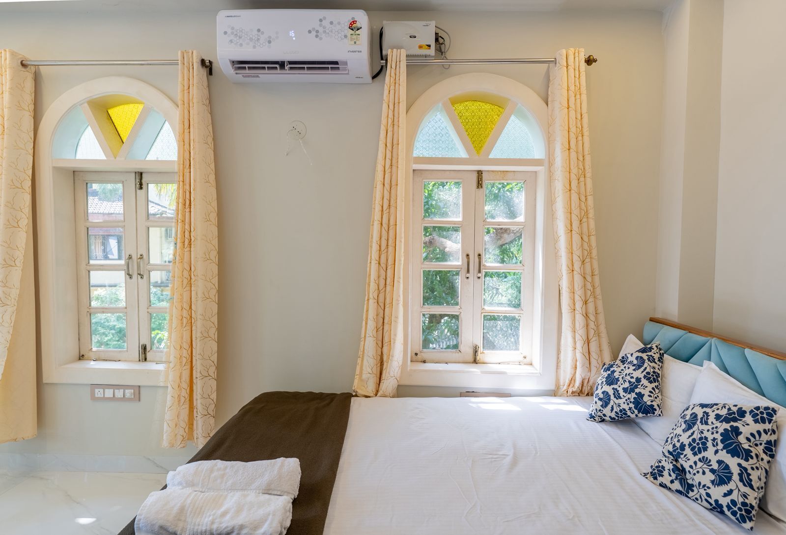 Studio | Skrivebord, skrivebord for bærbar PC og wi-fi (inkludert)