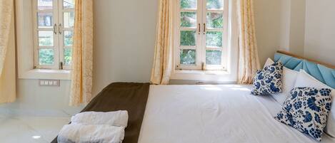 Estudi | Escriptori, espai de treball apte per a portàtils i wifi gratuïta