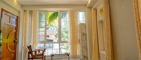 Studio | Skrivebord, skrivebord for bærbar PC og wi-fi (inkludert)