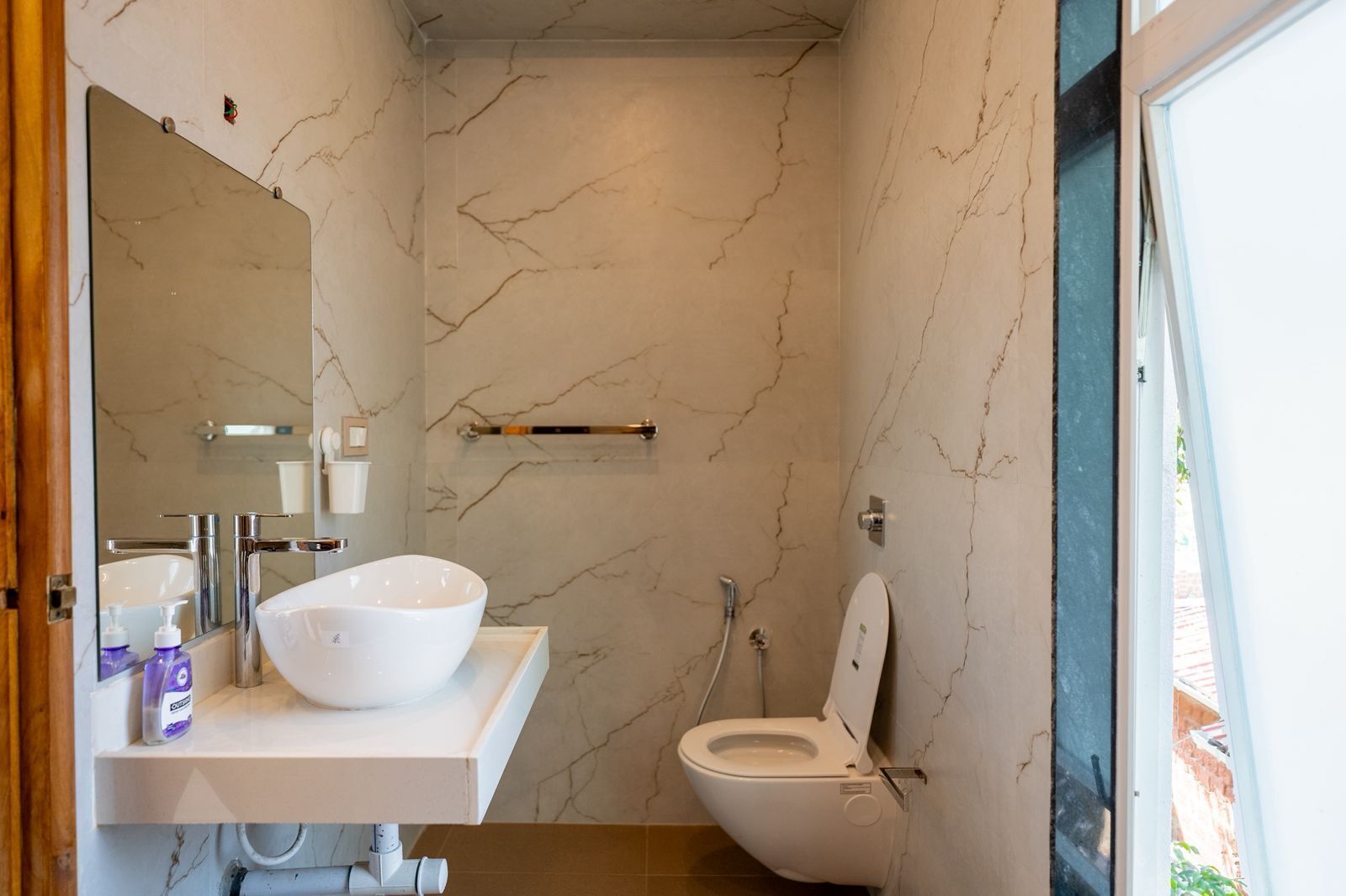 Studio | Bathroom | Shower, free toiletries, towels, soap