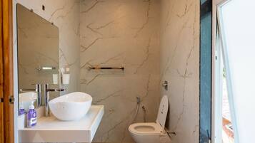 Studio | Bathroom | Shower, free toiletries, towels, soap