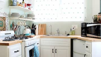 Refrigerador, microondas, parrilla de estufa y cafetera y tetera