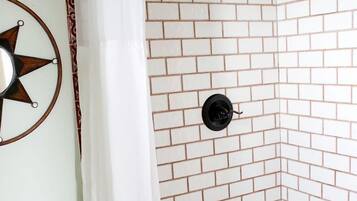 Secadora de cabello, toallas, papel de baño