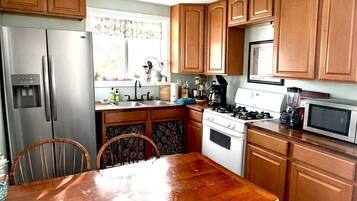 Coffee/tea maker, fridge, microwave, oven