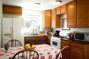 Een koelkast, een magnetron, een kookplaat