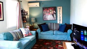 Een televisie, een dvd-speler en een filmbibliotheek