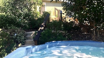 Banyera d'hidromassatge a l'aire lliure