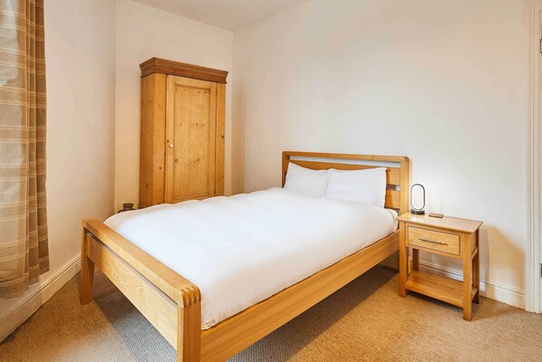 2 habitaciones, tabla de planchar con plancha, wifi y ropa de cama 