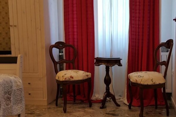 Room - E&E Apartments Free Parking / City Center LJ (Center District)