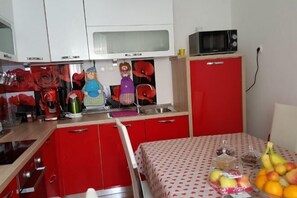 Room - E&E Apartments Free Parking / City Center LJ (Center District)