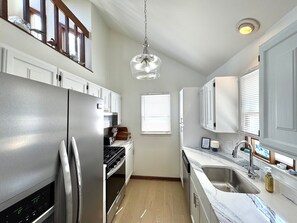 Private kitchen - SEA GLASS COTTAGE, OCEAN VIEWS, BEACH ACCESS, HANDICAP LIFT, CLEAN & CHARMING! (Avalon)