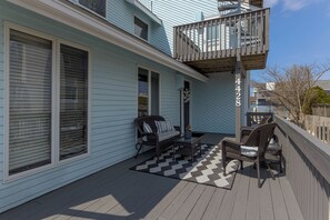 Terrace/patio - SEA GLASS COTTAGE, OCEAN VIEWS, BEACH ACCESS, HANDICAP LIFT, CLEAN & CHARMING! (Avalon)