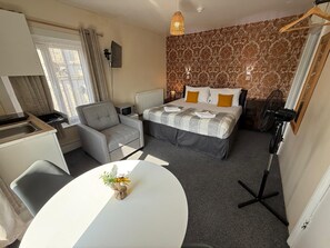 Deluxe Studio | Private kitchen - Studio 32-Free Private Parking (Portsmouth)