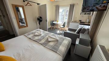 Estudi Deluxe | Planxa i posts de planxar i wifi gratuïta