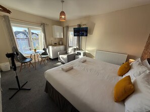 Deluxe Studio | Iron/ironing board, free WiFi