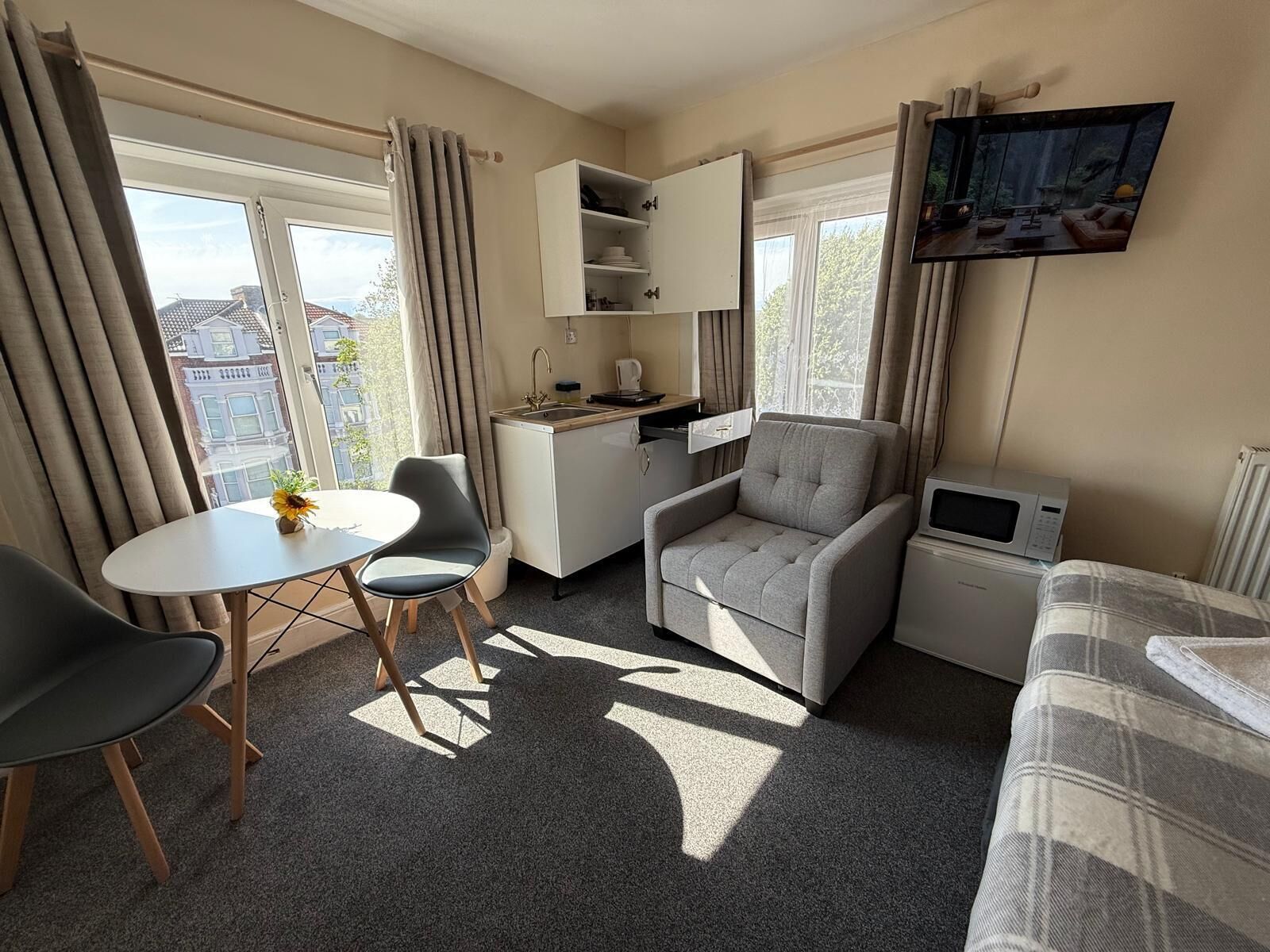 Deluxe Studio | Living area