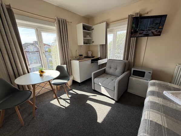 Deluxe Studio | Living area