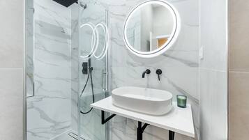 Haartrockner, Handtücher, Seife, Toilettenpapier