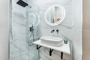 Sèche-cheveux, serviettes fournies, savon, papier toilette