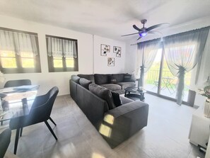 Smart TV - 2 Bed Apt with Private Solarium Puerto Duquesa, close to beach (Puerto de la Duquesa)