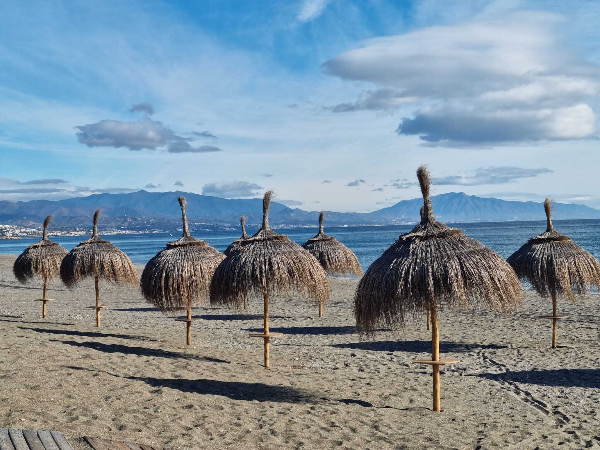 Ubicación cercana a la playa y tumbonas