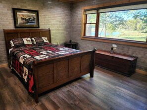 3 bedrooms, desk, WiFi, bed sheets