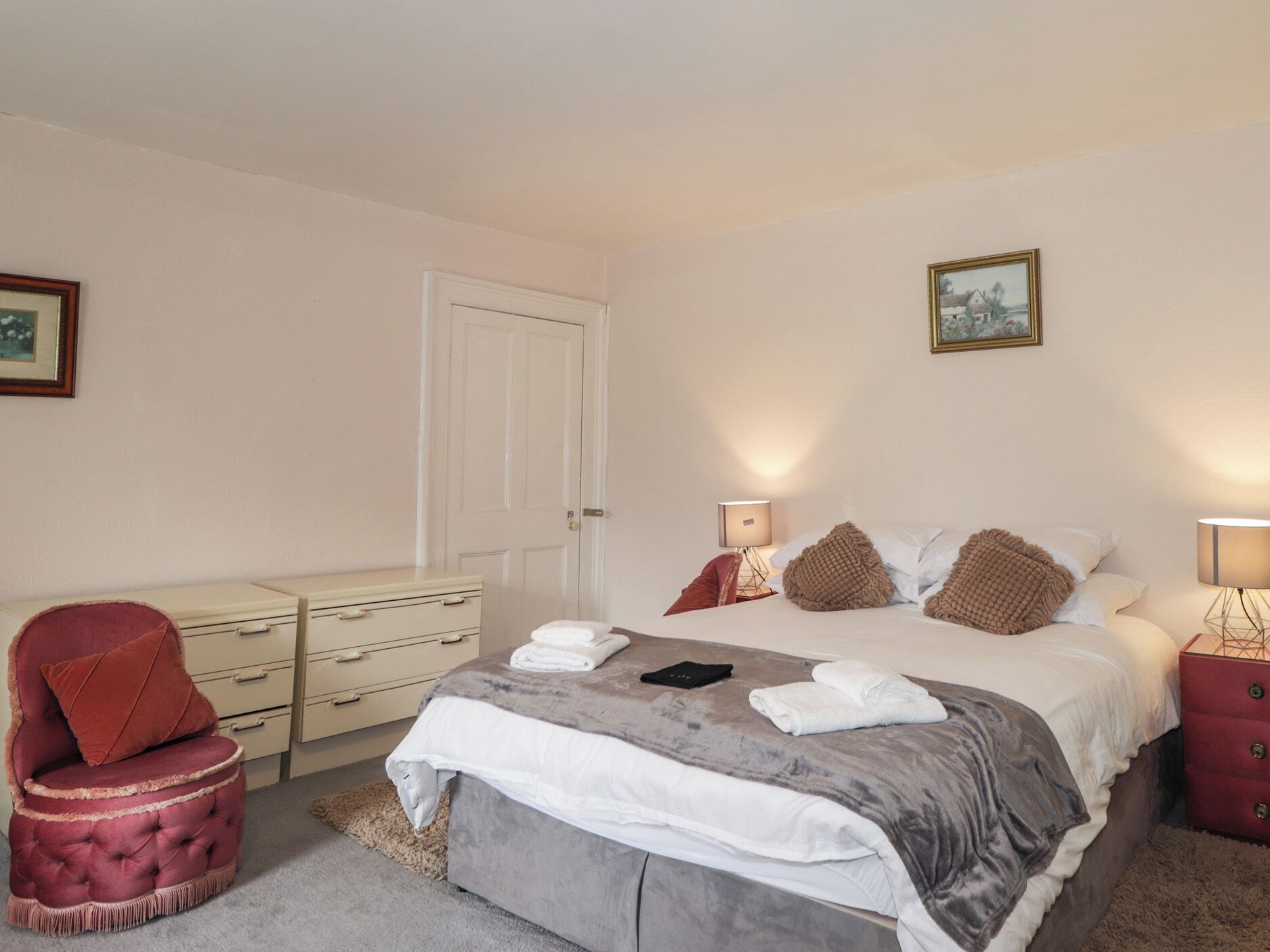 5 bedrooms, individually decorated, individually furnished, free WiFi