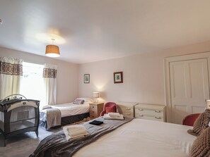 5 bedrooms, individually decorated, individually furnished, free WiFi - Ivy House (Kingussie)