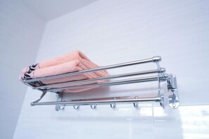 ห้องคลาสสิกดับเบิล | ห้องน้ำ | ฝักบัว, ผ้าเช็ดตัว, สบู่, กระดาษชำระ