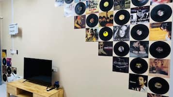 Een muur met een verzameling vinylplaten en albumhoezen.