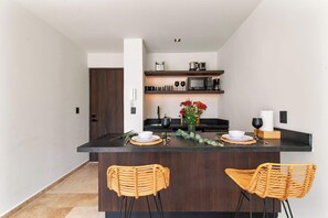 Een koelkast, een magnetron, een kookplaat