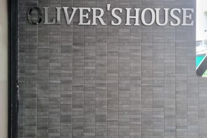 Unclassified image, 3 of 8, button - Oliver's House in Kaset (Bangkok)