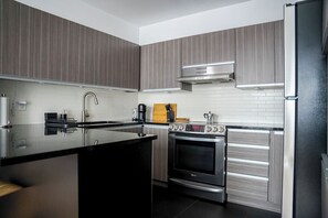 Mikrobølgeovn, ovn, kokeplater og oppvaskmaskin