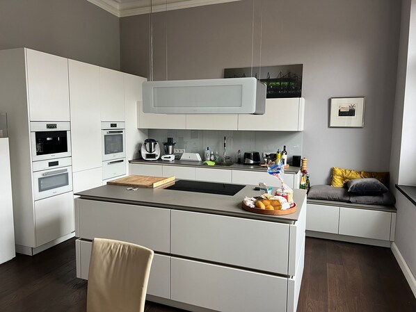 Full-sized fridge, microwave, oven, stovetop