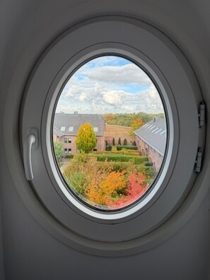 Habitació doble o amb dos llits individuals familiar, balcó, vistes al jardí | Escriptori, espai de treball apte per a portàtils i wifi gratuïta 