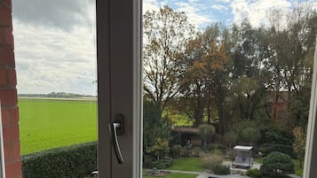 Familien-Doppel- oder -Zweibettzimmer, Balkon, Gartenblick | Schreibtisch, laptopgeeigneter Arbeitsplatz, kostenloses WLAN