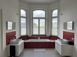 Deluxe-Doppelzimmer, Balkon | Badezimmer | Handtücher, Seife, Shampoo, Toilettenpapier