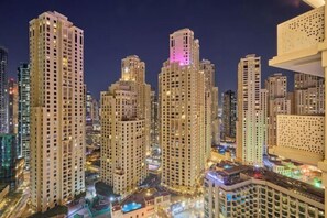 Ein hoch aufragendes Stadtgebiet mit zahlreichen Gebäuden, wahrscheinlich ein Hotelviertel, das hohe Gebäude mit Balkonen und eine dichte Bebauung zeigt.